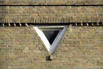 Driehoekig trappenhuisraampje.
<br/>
Gert-Jan Lobbes, 2017